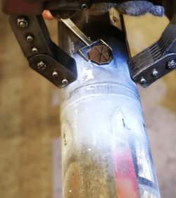 Magnetpulverprüfung; The Electrical magnetic particle yoke inspection is carried out to find discontinuity of ferrous material that can make a magnetic field and surface a smooth to moving an iron powder particle (C) Shutterstock, Greeneries