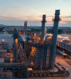 Gasturbinenkraftwerk bei Sonnenuntergang und Dämmerung (C) Shutterstock, Bannafarsai Stock