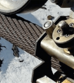 TÜV AUSTRIA TVFA: MRT - Magnetic Rope Testing: Unsere Techniker verfügen über eine jahrzehntelange Erfahrung in der Prüfung von Seilbahnkomponenten und der wiederkehrenden Prüfung von Förder-, Zug- und Tragseilen mittels magnetinduktiver Prüfung. (C) TÜV AUSTRIA