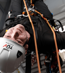 Viele berufliche Tätigkeiten, aber auch Freizeitaktivitäten, machen den Einsatz von persönlicher Schutzausrüstung (PSA) notwendig. Damit PSA auch wirklich schützt muss sie vor allem eines sein: sicher! TÜV AUSTRIA sorgt als akkreditierte und notifizierte Prüfstelle für PSA für diese Sicherheit. (C) TÜV AUSTRIA, Andreas Amsüss